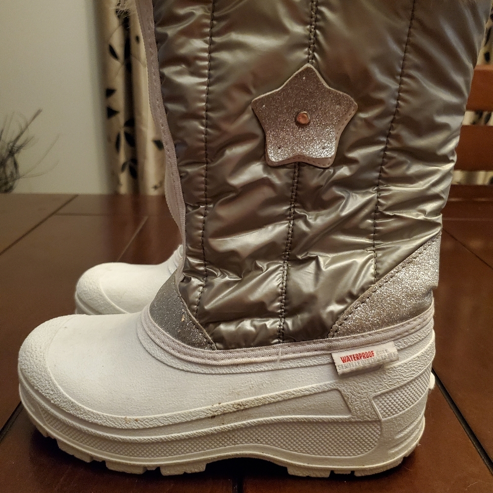 Girls winter boots size 4